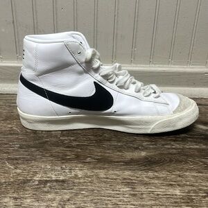 Nike Blazer Mid ‘77 Vintage High Top Men’s size 10.5 color white and black